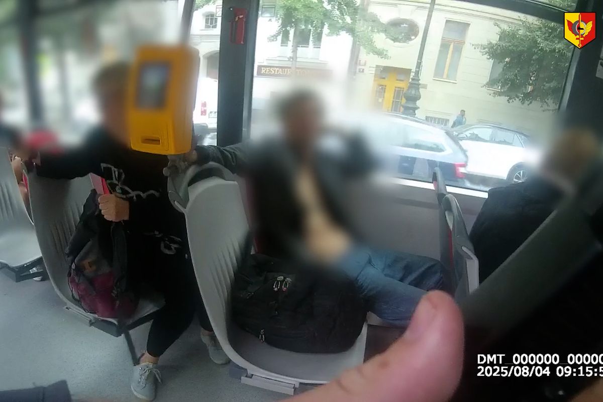 Muž v pražské tramvaji šermoval šroubovákem a kobercovým nožem, vyděšení cestující volali policisty