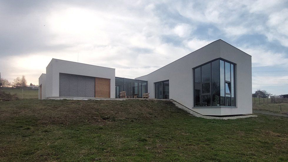 Tři propojené objekty a atrium. Dům v Horních Bludovicích přirozeně zapadá do krajiny