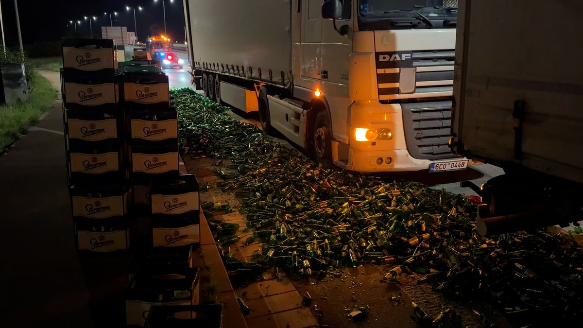 Na Strakonické v Praze se v noci z kamionu vysypaly lahve od piva