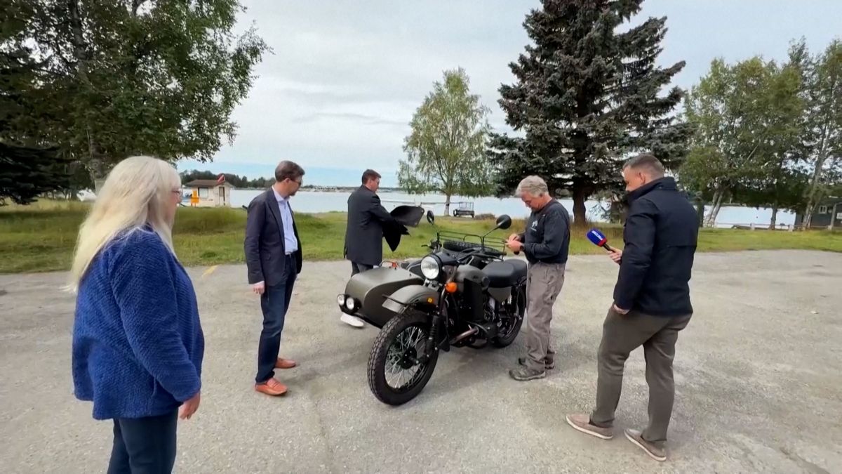 Rusové stihli na Aljašce i reportáž. Muž převzal motocykl Ural věnovaný Putinem