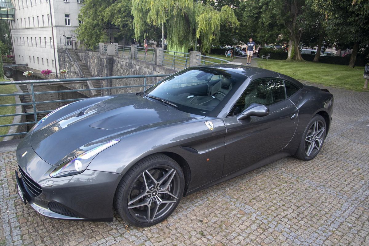 Prodejce Ferrari v Česku ztrojnásobil zisk, těchto nových vozů ale lidé zaregistrovali o třetinu méně