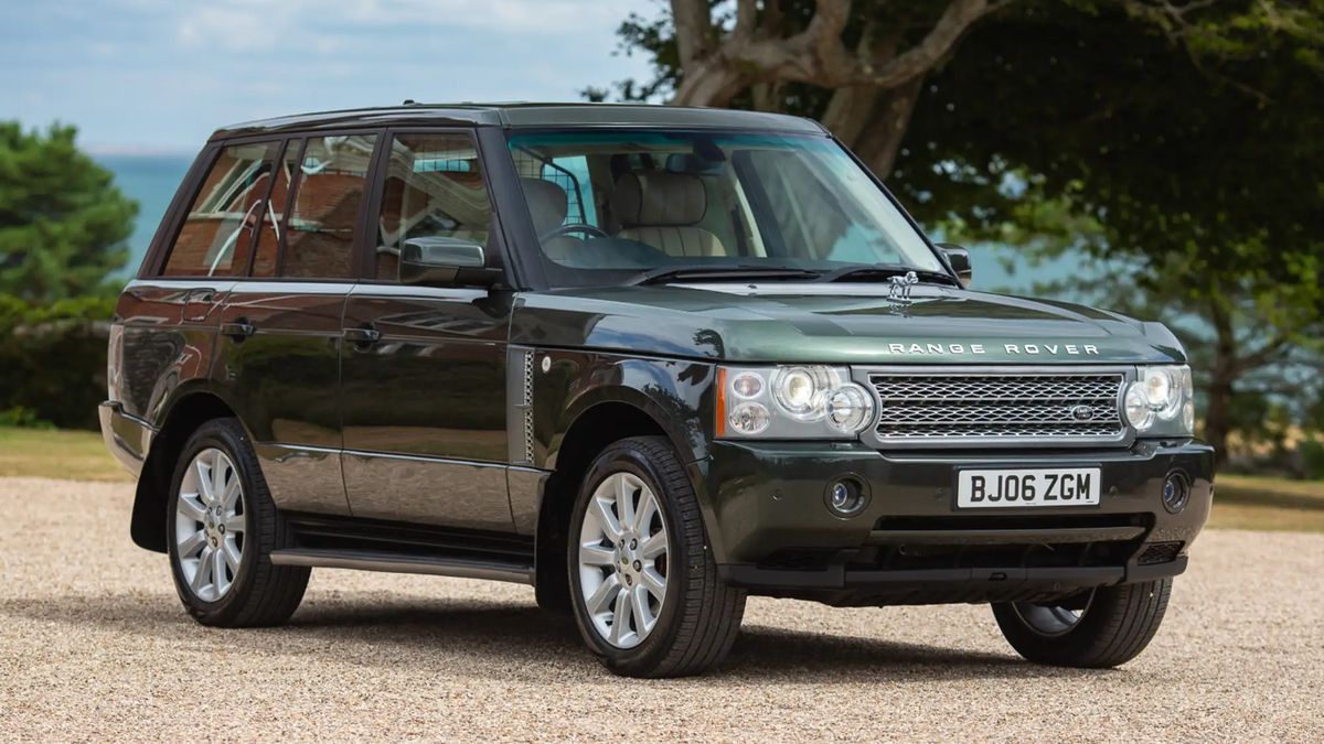 Do aukce míří speciální Range Rover královny Alžběty II.