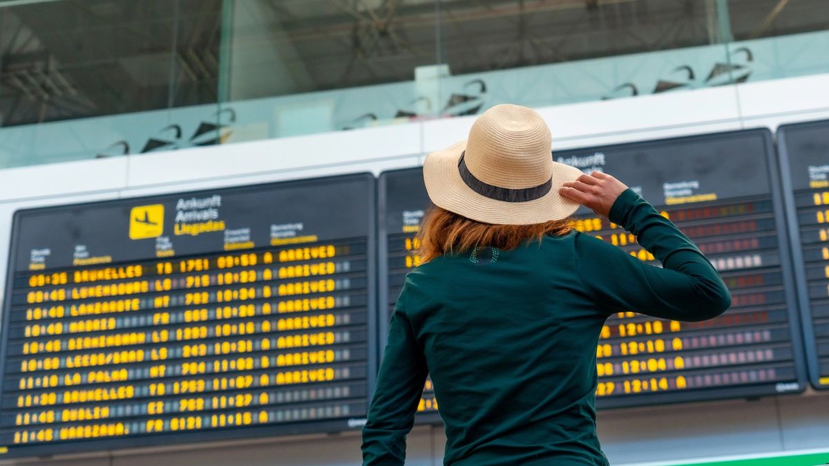 Milánské letiště museli evakuovat. Šílenec tam založil požár a řádil s kladivem