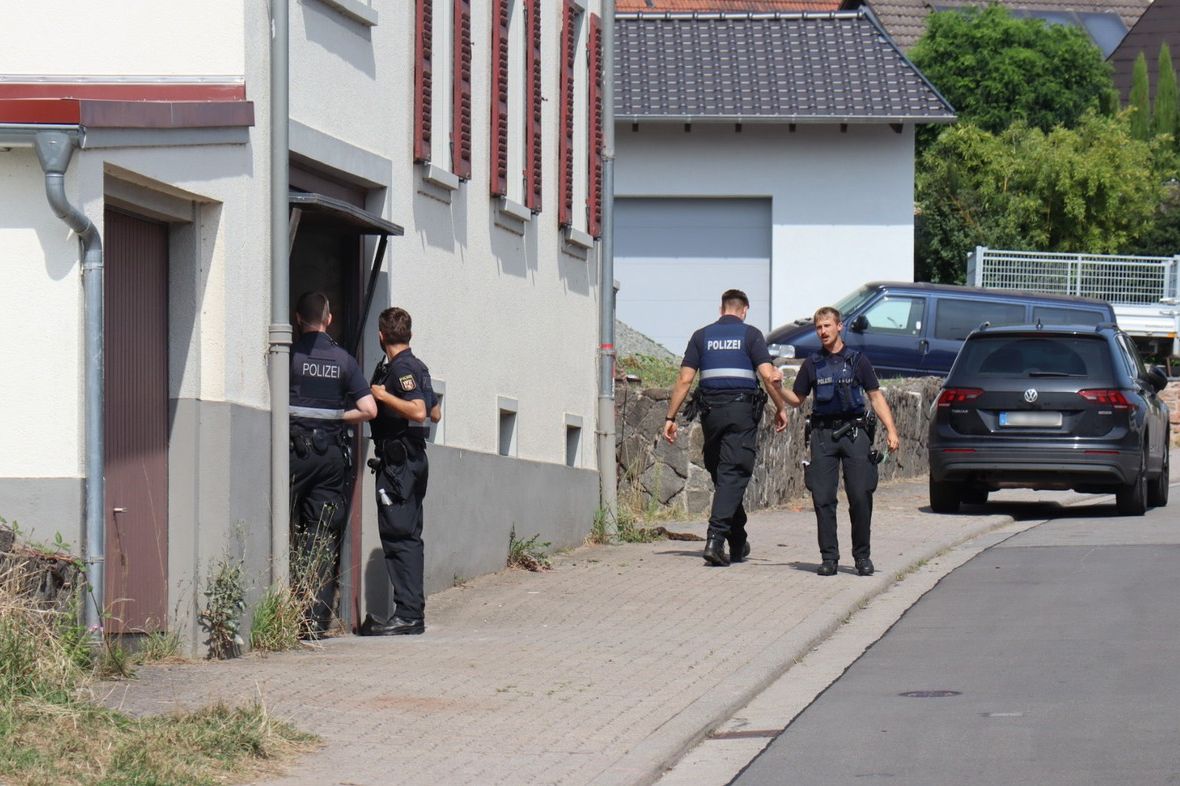 Radši neberte stopaře. V Německu pátrají po muži, který se měl pokusit zabít desetiletou holčičku
