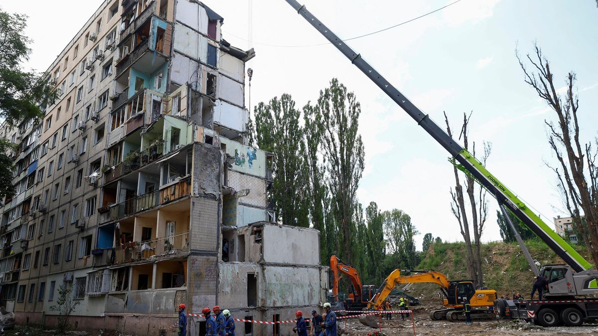 Ukrajinka při ruském raketovém útoku přežila pád z devátého patra