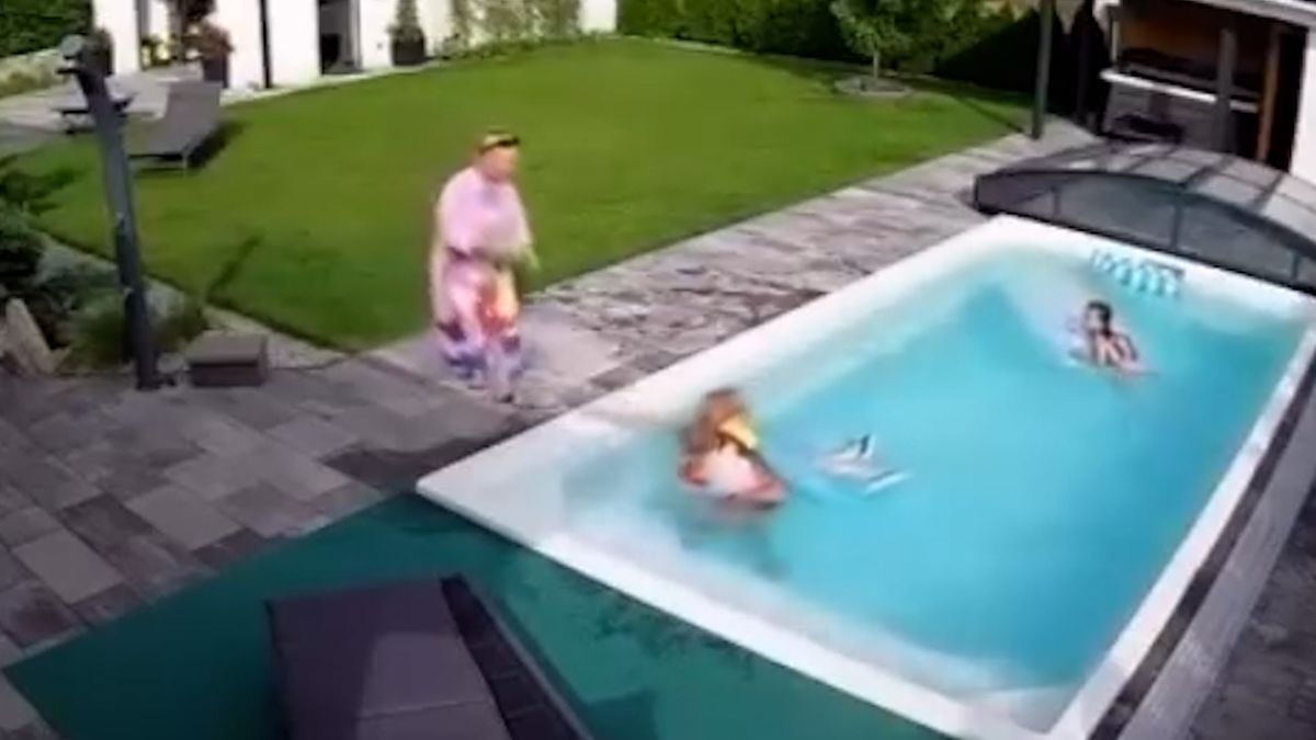 Z pomůcky k plavání rázem smrtící past. Záchranář ukázal mrazivé video s tonoucím dítětem v bazénu