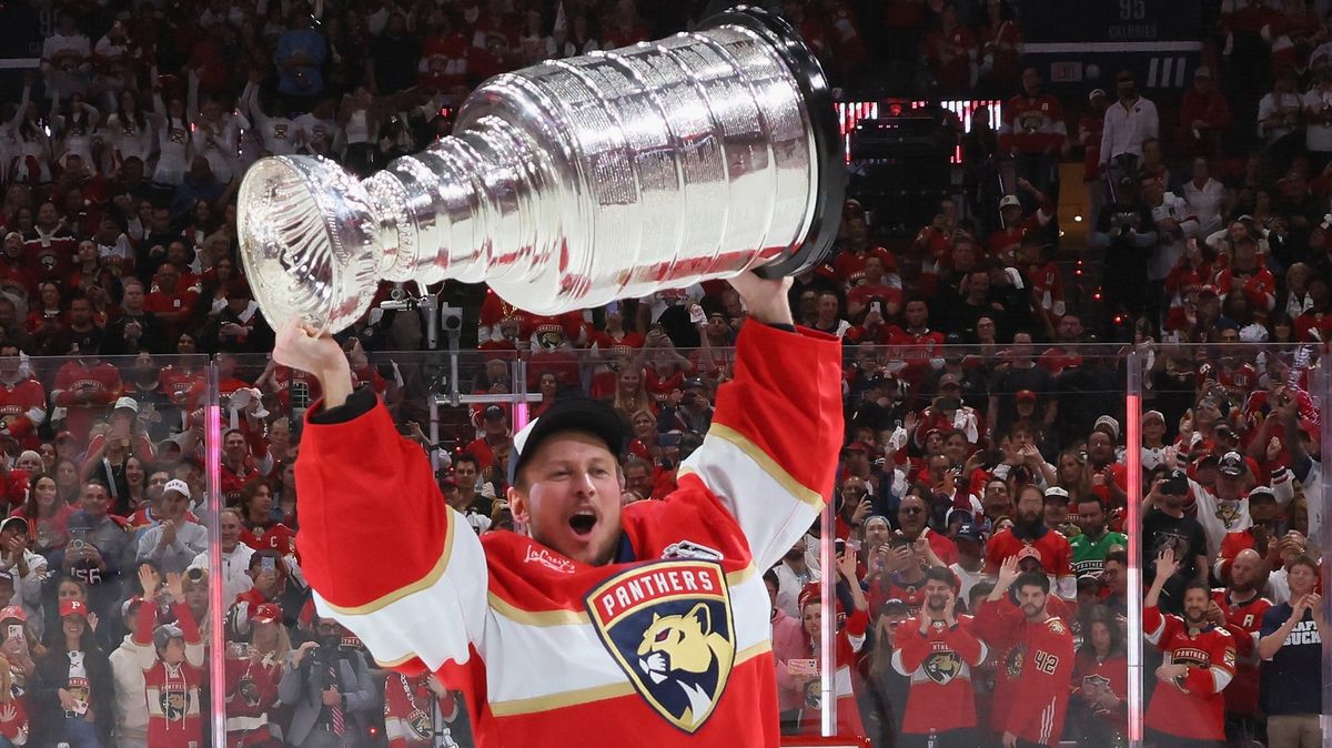 Slavný Stanley Cup zamíří do Havlíčkova Brodu. Gólman Vaněček naváže na zesnulého útočníka Vašíčka