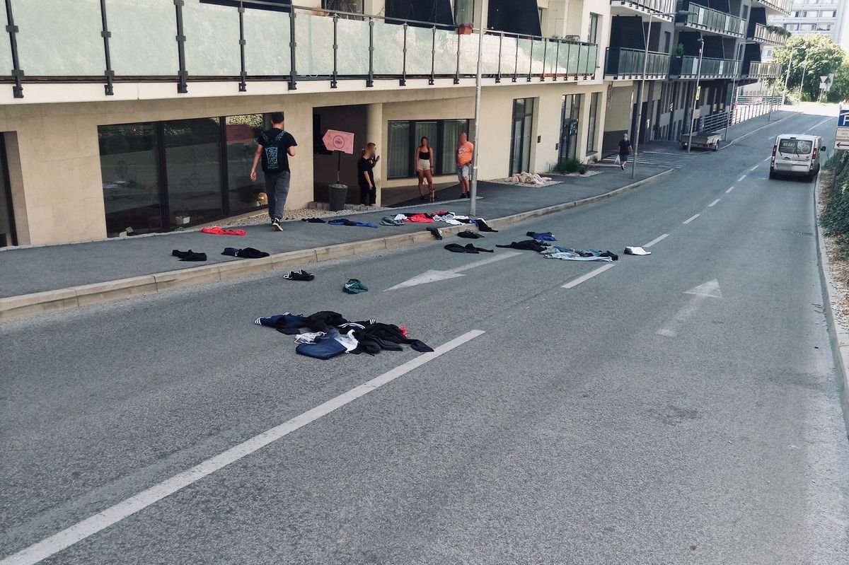 Nitra zažila scénu jako z filmu. Žena vyházela partnerovi věci z 6. patra na ulici