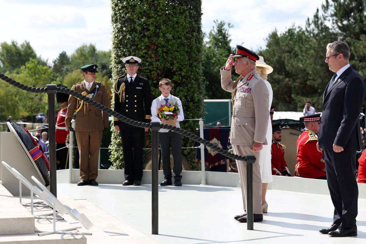 Král Karel III. v projevu zmínil, že hrdinové války nikdy nebudou zapomenuti.