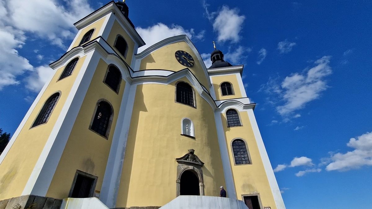 Kostel v Neratově má po 80 letech varhany, původně hrály v Karolinu