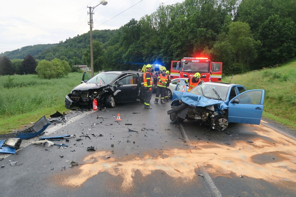 Na mokré silnici na Šumpersku se srazila dvě auta. Čtyři zranění 