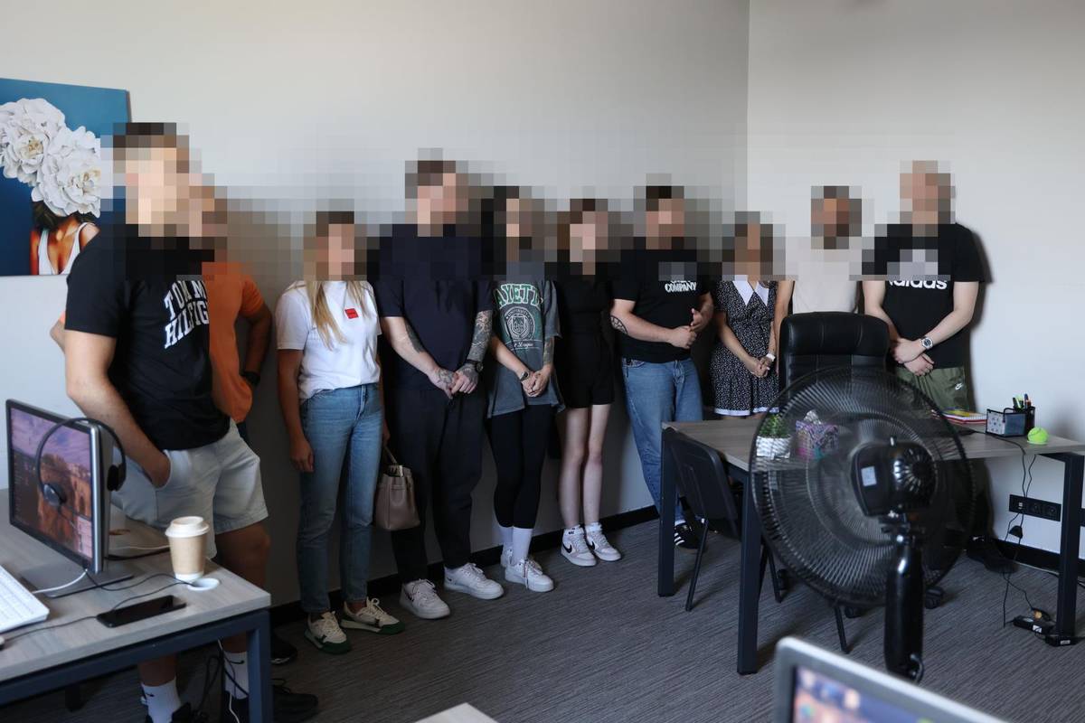 Zadržení pracovníci falešného call centra.