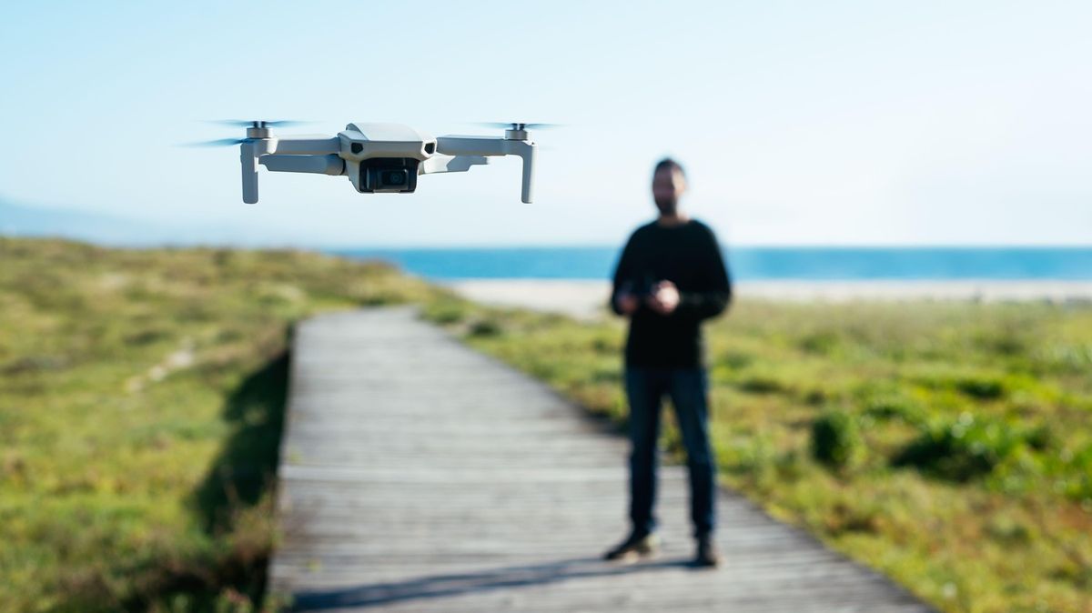Turistovi hrozí téměř pětimilionová pokuta za použití dronu ve Španělsku 