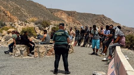 Migranti se vylodili na španělské pláži. Narazili na nečekaný odpor turistů i místních