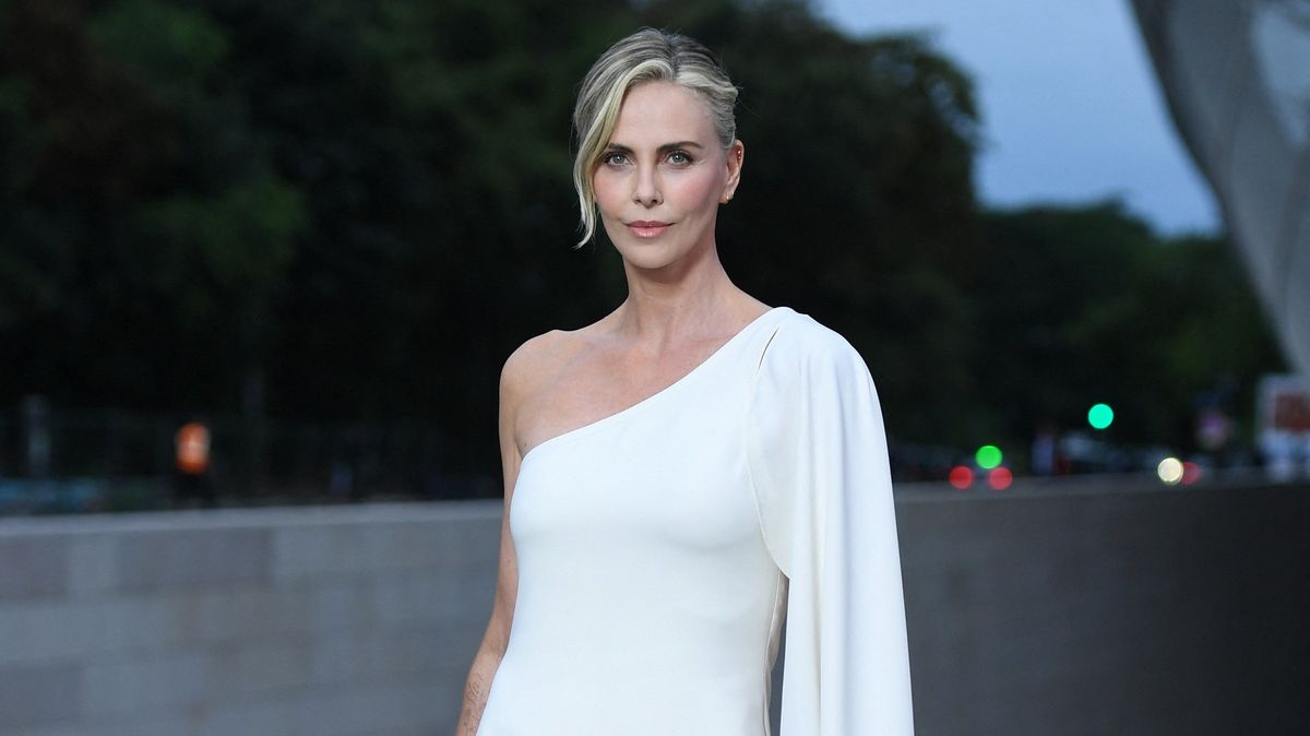 Charlize Theronová slaví padesátiny. Následujte její vytříbený styl