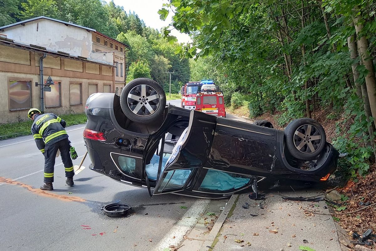 Auto skončilo na střeše, pět zraněných. Pomoc přivolal eCall 