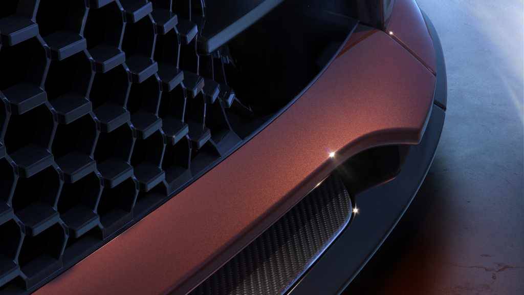 Range Rover Sport SV Carbon má standardně karbonové detaily v předním nárazníku i karbonové lemování výfuku.