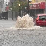 Na Staten Islandu se voda valila z kanálů do ulic.