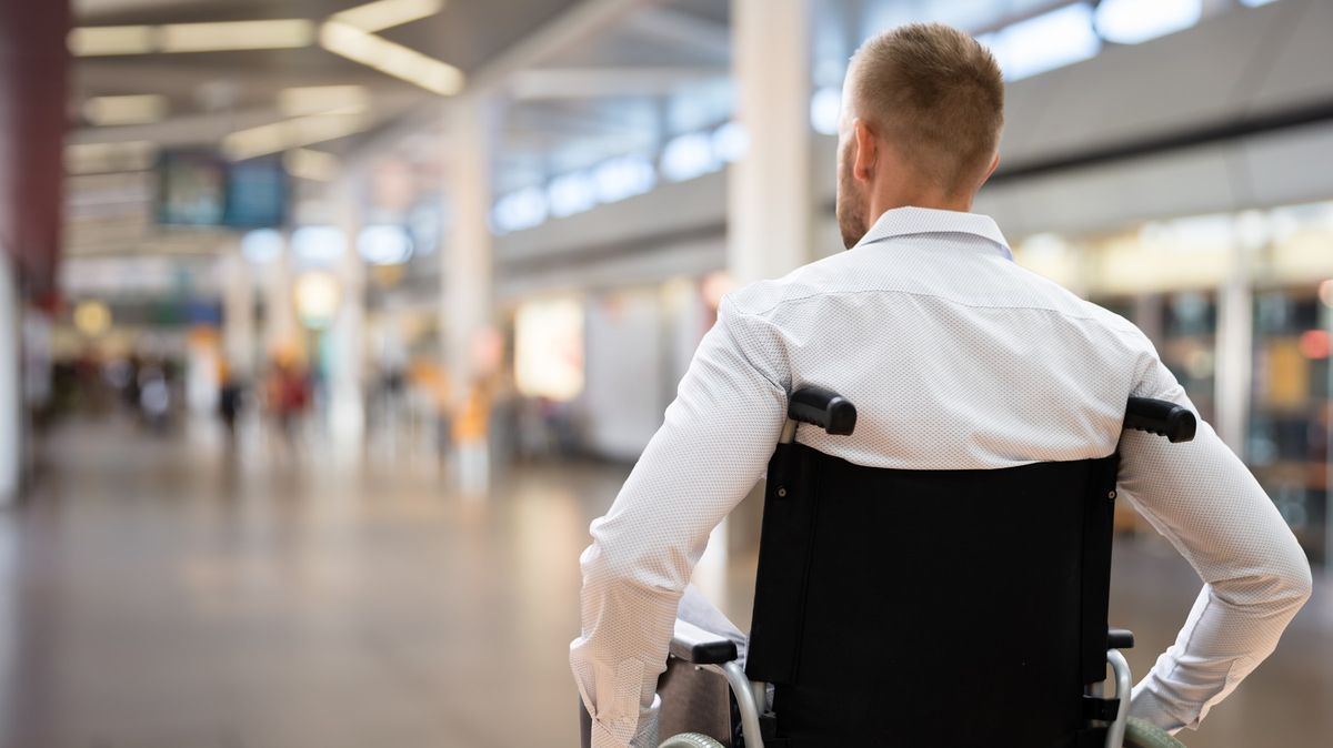 Před cestou ovdověla. Zaměstnanec aerolinek chtěl kvůli vrácení peněz mluvit se zesnulým manželem
