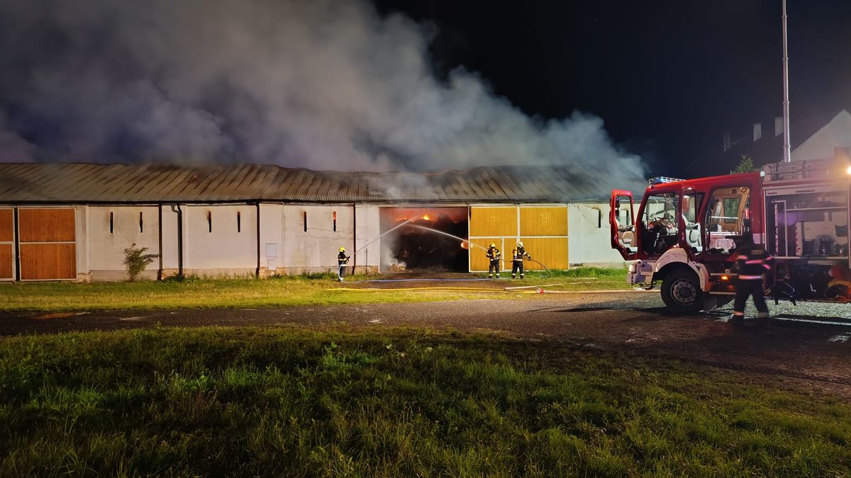 Třináct jednotek hasičů zasahovalo v noci u požáru seníku na Opavsku
