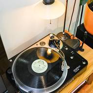 Zátiší s lampou a vždy připraveným gramofonem