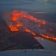 Práci hasičům ztěžuje především silný vítr.