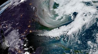 Kouř z požárů v Kanadě halí americká města, cestuje až nad Evropu