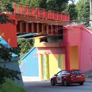 Mural vznikající na železničním mostě v Havlíčkově ulici v Jihlavě.