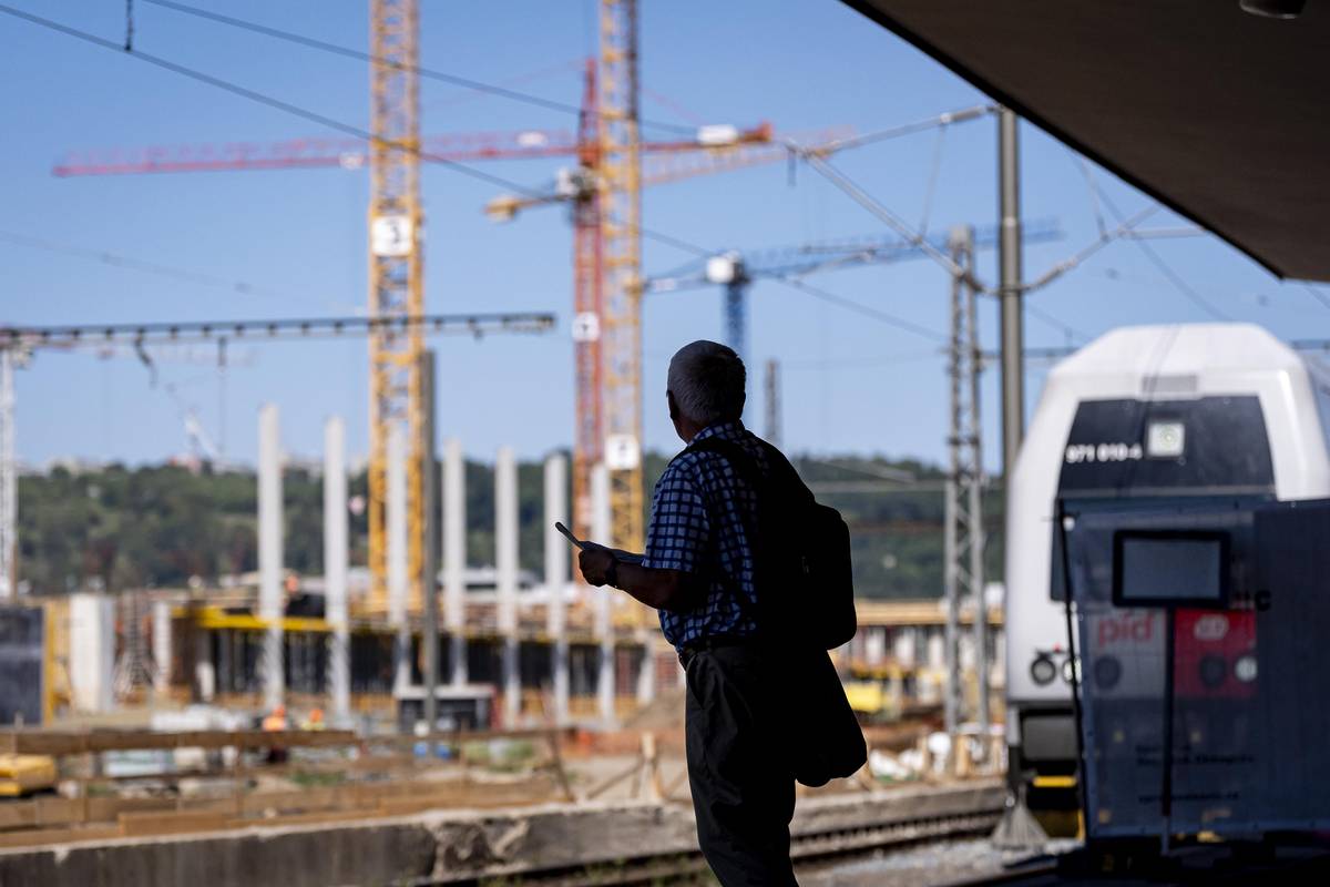 Smíchovské nádraží je důležitým dopravním uzlem pro vlaková spojení se západem a jihem Čech.