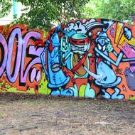 Zeď u poděbradského nádraží vyzdobená v rámci festivalu Město-Galerie (Škapovo dílo vpravo)