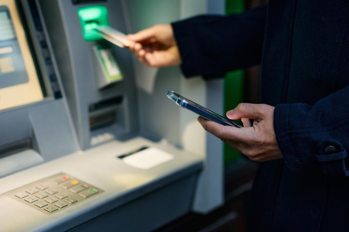 Dvoudenní obíhačka bankomatů vynesla 1,5 milionu. Mladík v Praze pral peníze ze švindlu na WhatsAppu