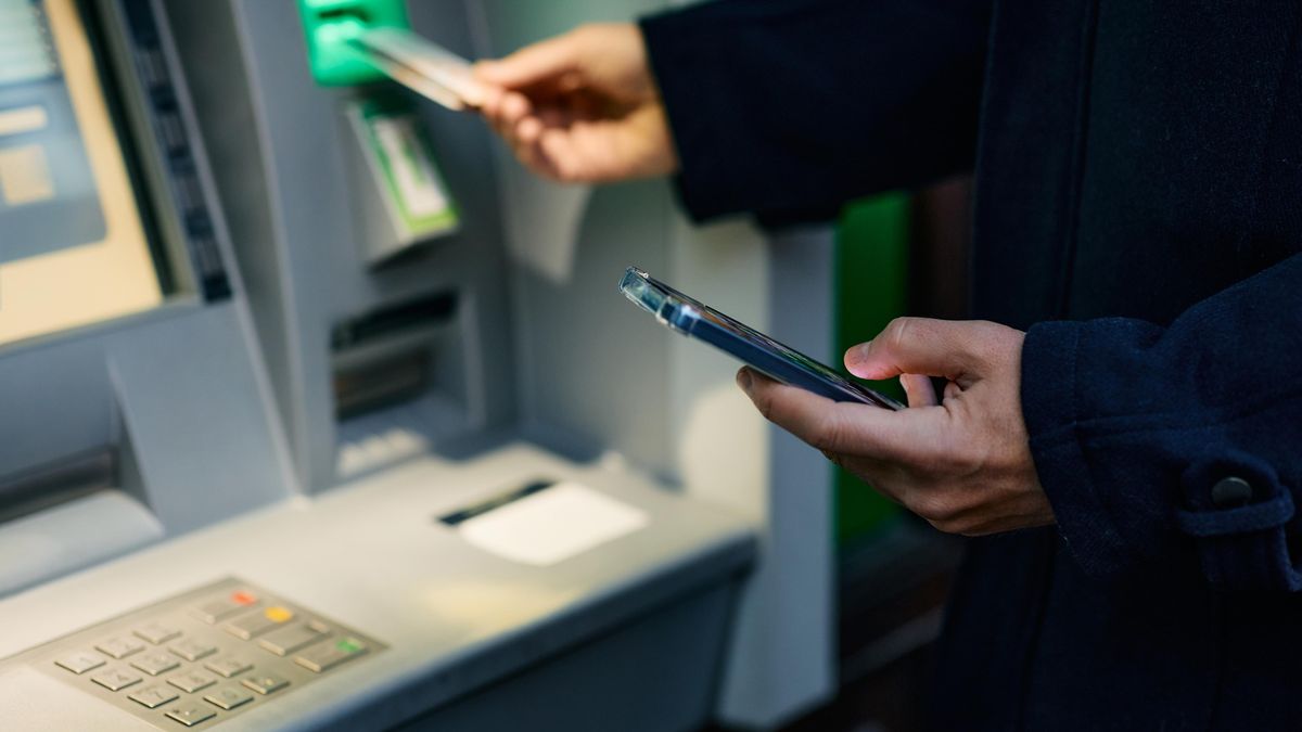 Dvoudenní obíhačka bankomatů vynesla 1,5 milionu. Mladík v Praze pral peníze ze švindlu na WhatsAppu
