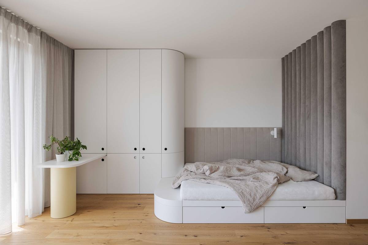 V garsonierách je třeba umět vhodně zakomponovat prostor na spaní do místnosti, která má fungovat zároveň jako obývací pokoj, jídelna a kuchyň.