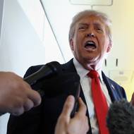 Trump mluví s reportéry na palubě Air Force One.