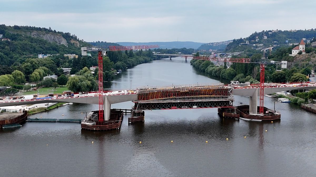 S kamerou na dokončovaném Dvoreckém mostě. Pro MHD i pěší se může otevřít v únoru
