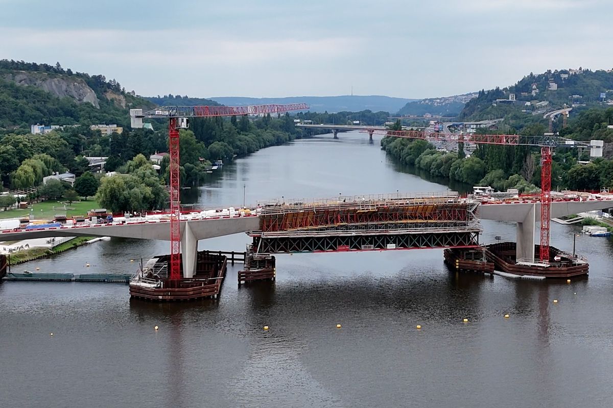 S kamerou na dokončovaném Dvoreckém mostě. Pro MHD i pěší se může otevřít v únoru