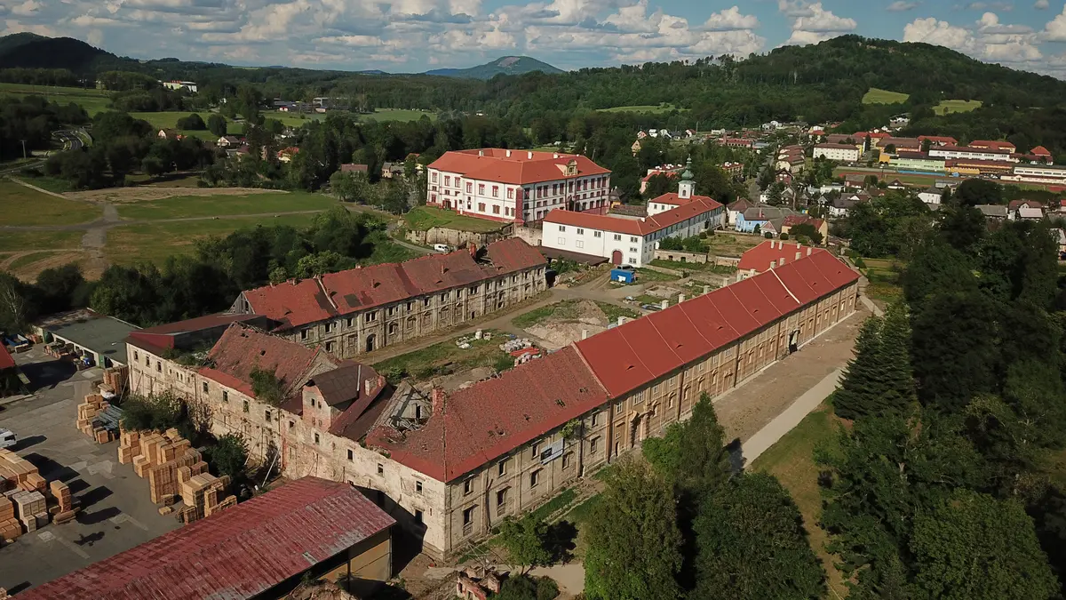 U zámku v Zákupech začala obnova další části hospodářského dvora za 242 milionů