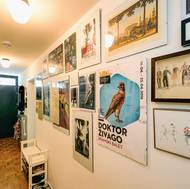 K bytu se z výtahu přichází po příjemně otevřené chodbě – pavlači a za vstupními dveřmi je dlouhá chodba.