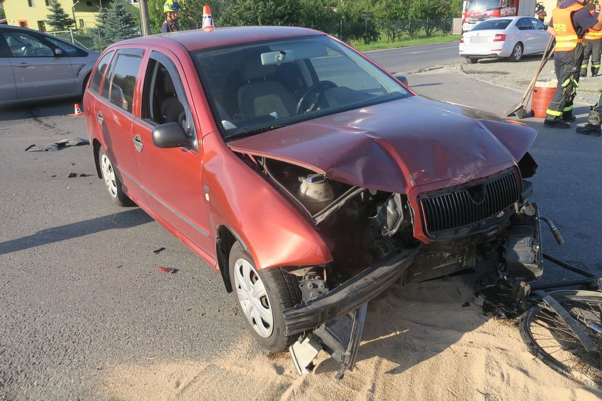 Mladý řidič narazil na Šumpersku do auta. Od nehody ujel a smetl cyklistu