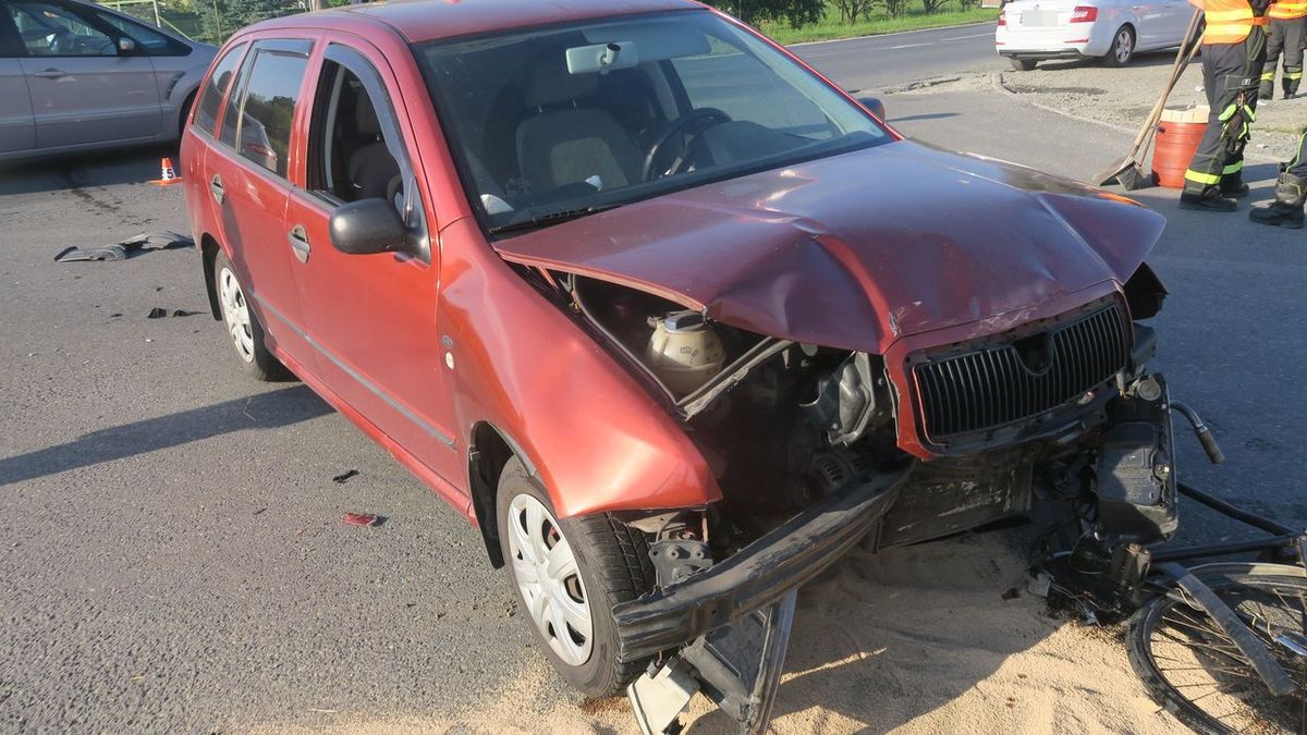 Mladý řidič narazil na Šumpersku do auta. Od nehody ujel a smetl cyklistu