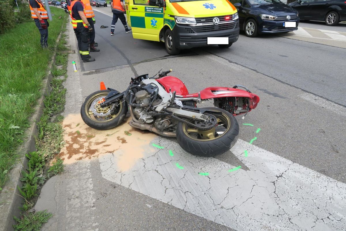 Šílenec na motorce ujížděl hlídce centrem Budějovic, zastavil ho až střet s nákladním autem