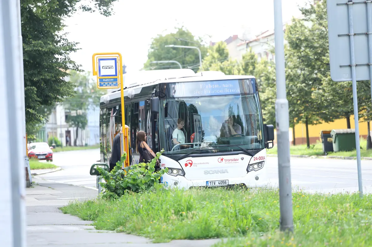 Absurdní zásah ve Frýdku-Místku: Z autobusu vyhodili bosou ženu