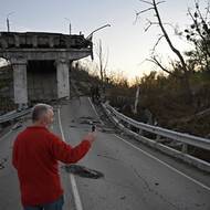 Už věříte? Ivo si fotí zničený most.