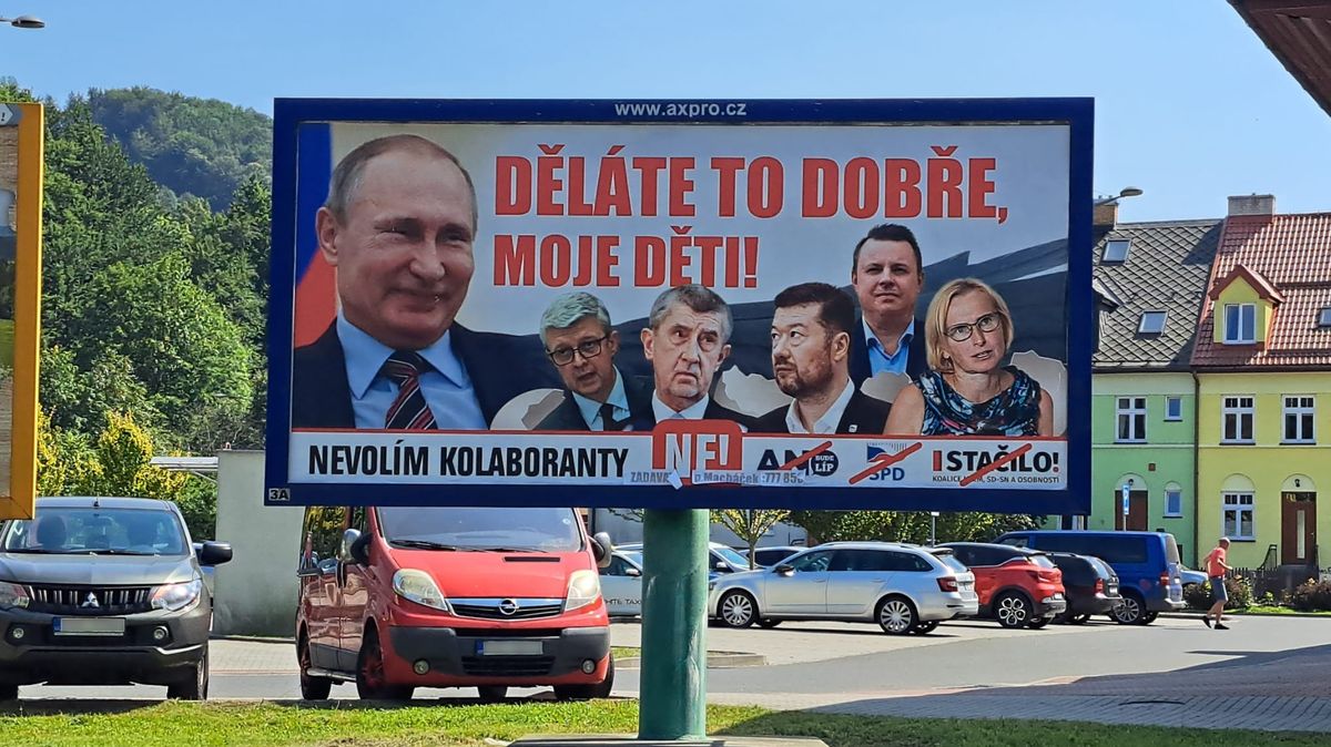 Děláte to dobře, chválí Putin Babiše, Okamuru či Konečnou na billboardech příznivců vlády