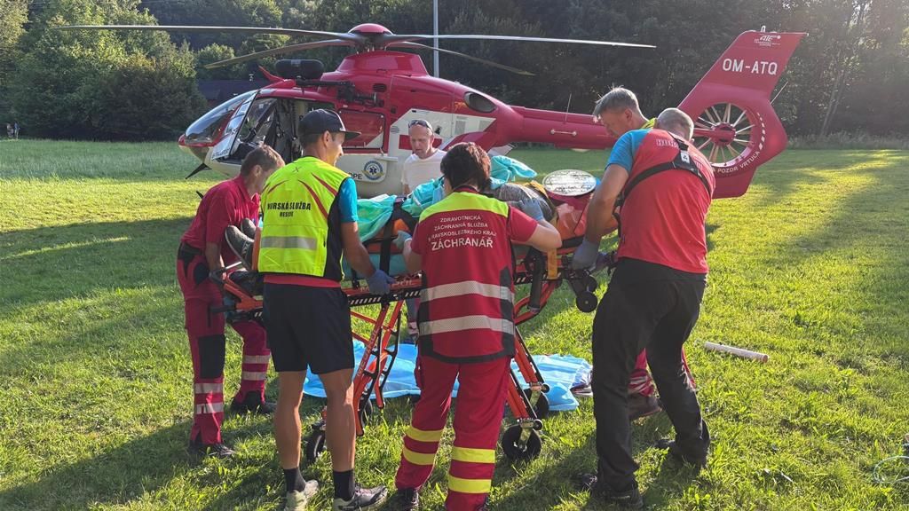 Muž v Beskydech se vážně zranil na lesní cestě při pádu z koloběžky