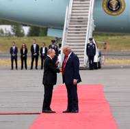 Trump podává ruku Putinovi.