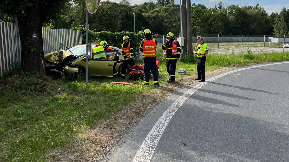 Na Frýdecko-Místecku narazil řidič do stromu, letěl pro něj vrtulník