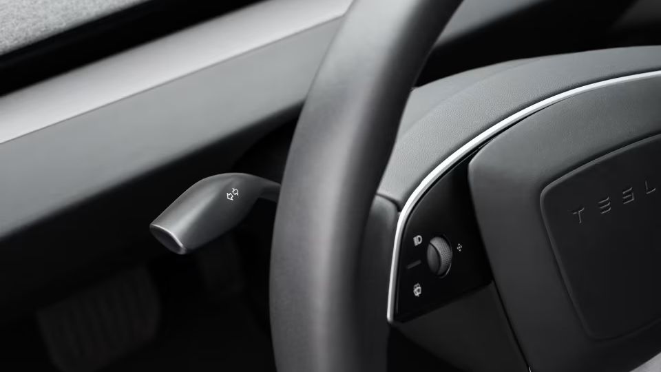 Tesla vrací do nabídky páčku blinkrů pro Model 3