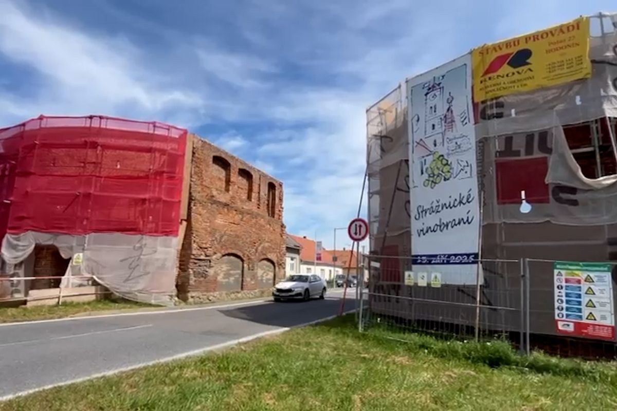 Řemeslníci opravují historické strážnické brány, rukama jim projde každá cihla
