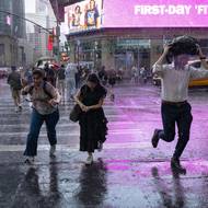 Útěk před deštěm na Times Square.